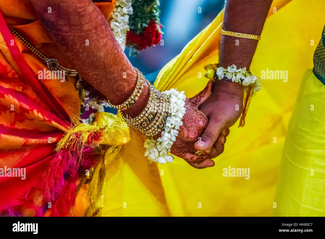 Lo sposo detiene spose in mano nel sud indiana tradizionale cerimonia di nozze Foto Stock