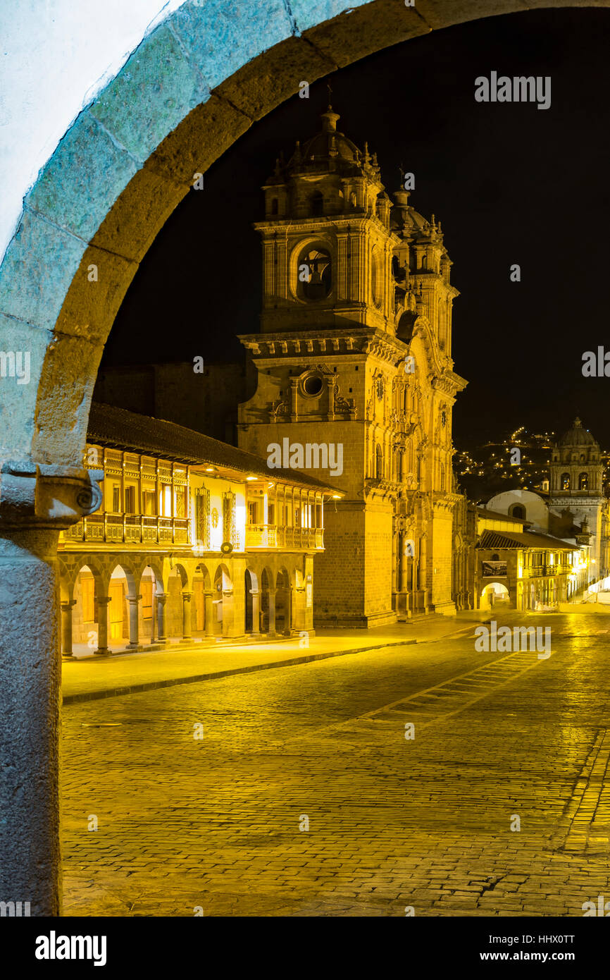 La Compañia de Jesus (la Compagnia di Gesù) Chiesa incorniciata da un arco, la Merced Chiesa torre campanaria in background, Cusco, Perù Foto Stock