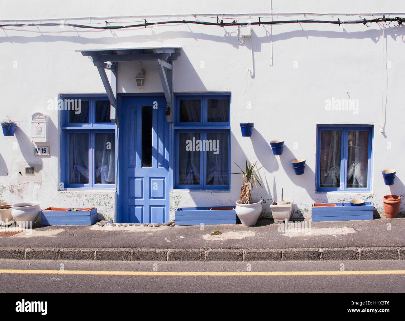 Villaggio Main Street a Fuerteventura con tipiche porte e finestre blu. Foto Stock