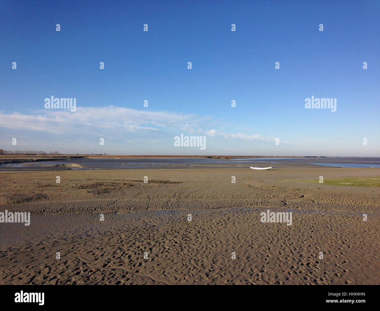 Bassa marea a Mont Saint Michel in inverno, Normandia, Francia. Acqua e superficie sabbiosa. Foto Stock