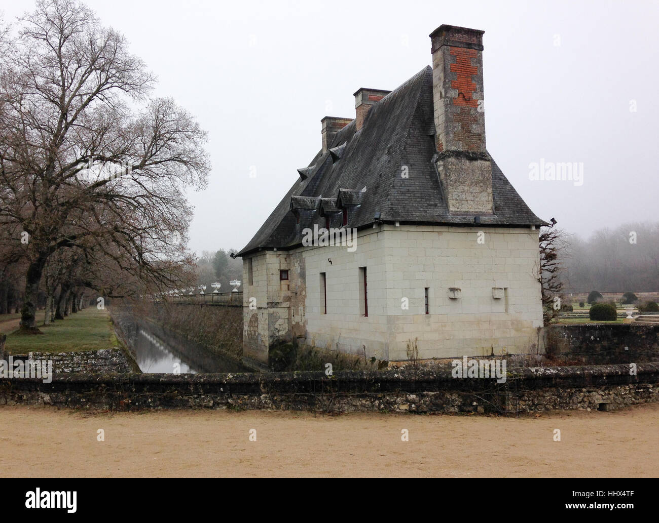 Piccolo edificio bianco con camino all'ingresso del Chateau de Chenonceau in inverno Foto Stock