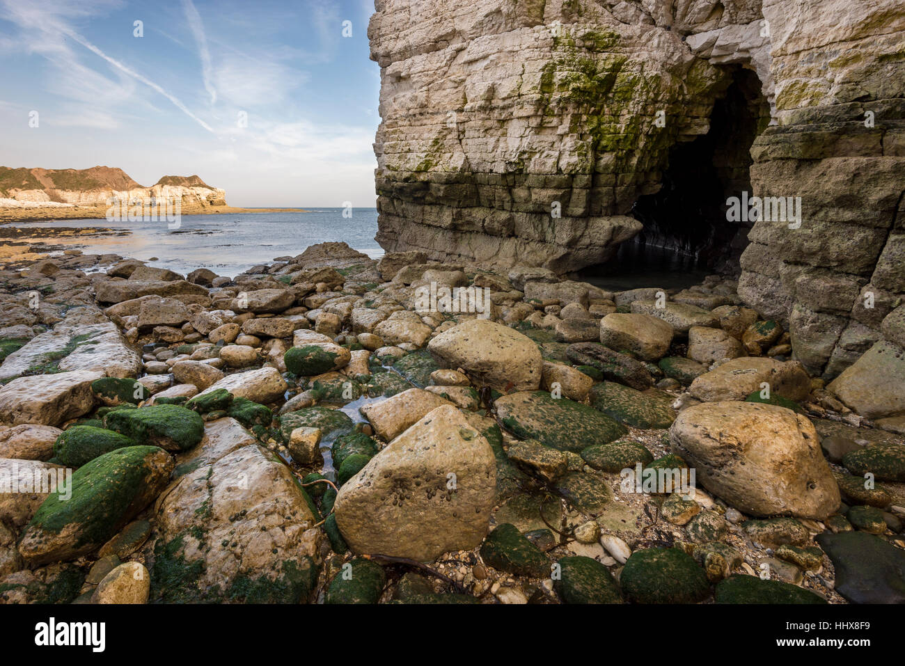 Spiaggia rocciosa a Thornwick baia sulla costa del North Yorkshire. Foto Stock