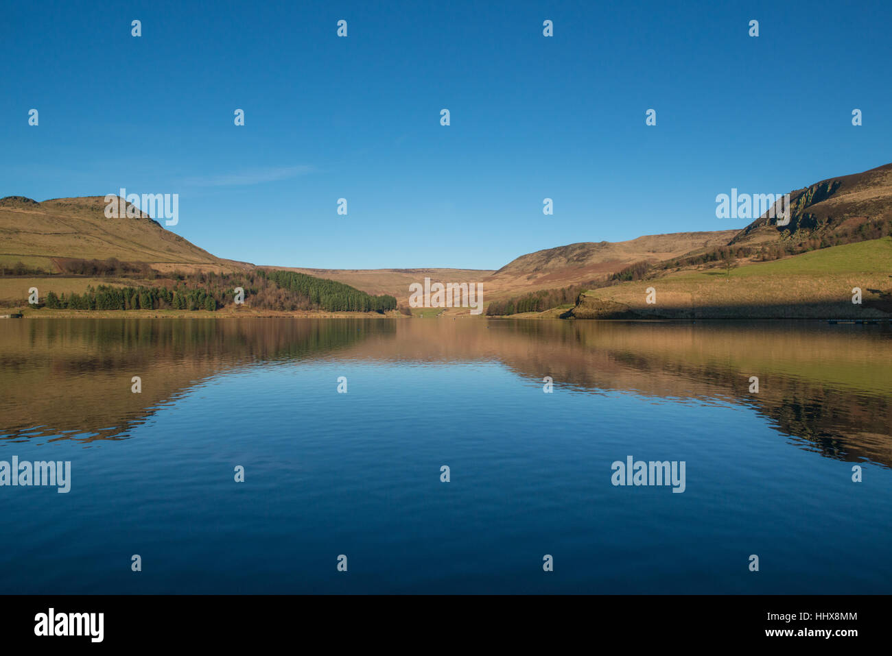 A metà pomeriggio vista del serbatoio Dovestone su un chiaro pomeriggio d'inverno. Foto Stock
