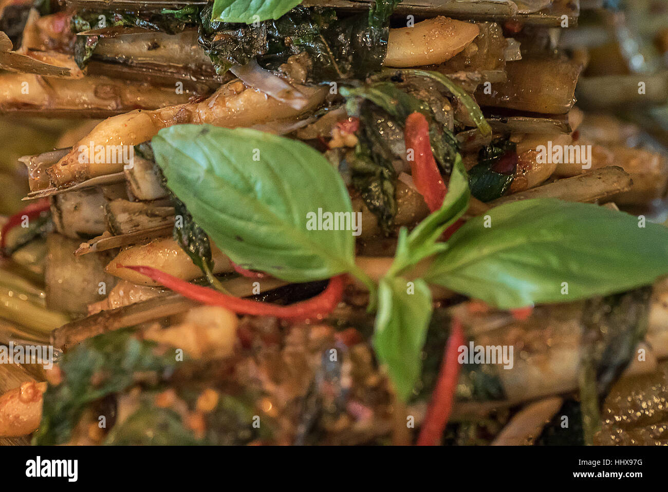 Clam shell rasoio Solenidae agitare piccante con pasta e basilico Foto Stock