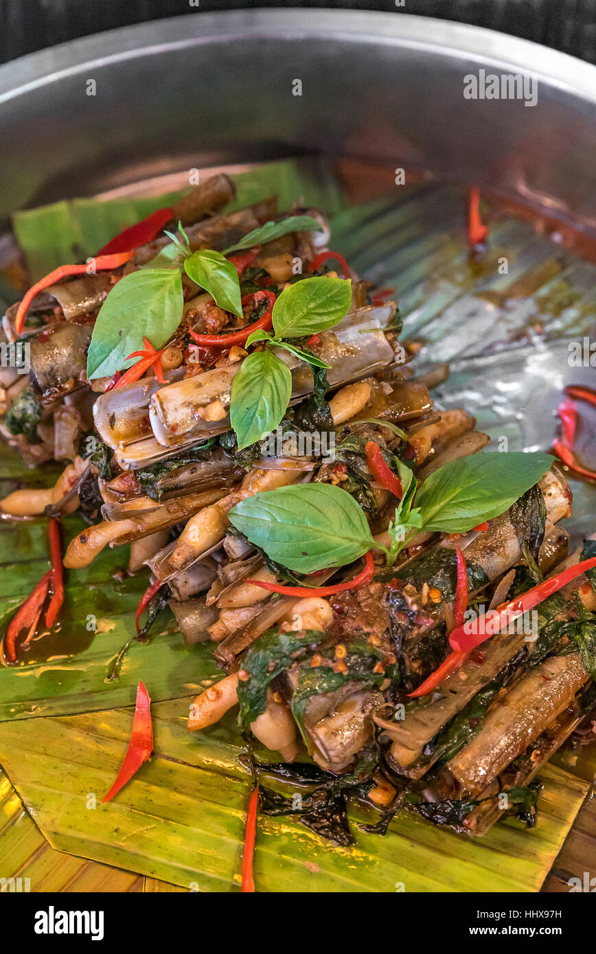 Clam shell rasoio Solenidae agitare piccante con pasta e basilico Foto Stock