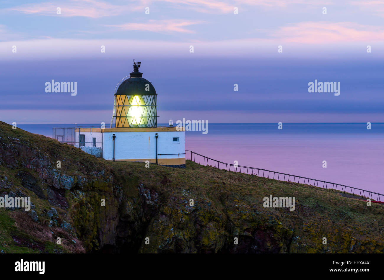 St. Abbs Head Lighthouse al crepuscolo, Berwickshire, Scozia Foto Stock