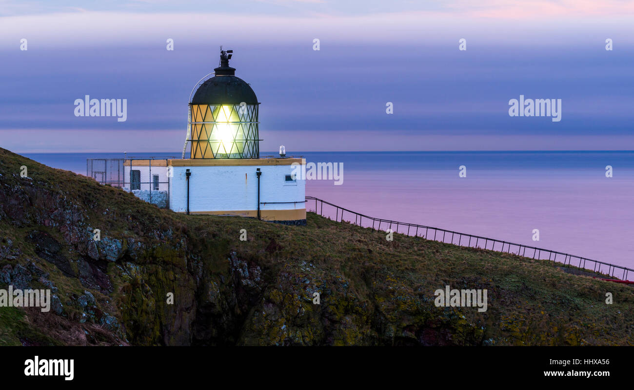 St. Abbs Head Lighthouse al crepuscolo, Berwickshire, Scozia Foto Stock