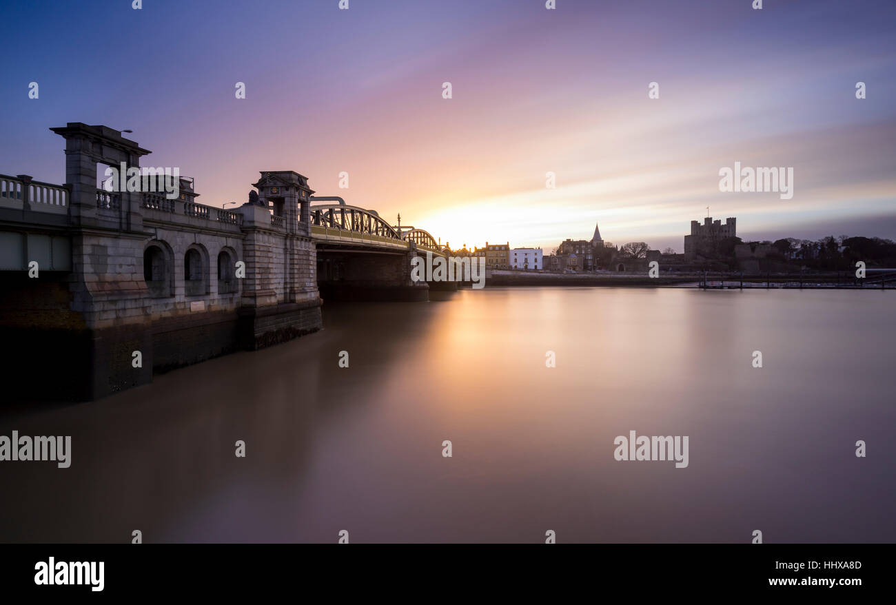 Rochester ponte sopra il fiume Medway guardando verso Rochester Cathedral all'alba. Foto Stock