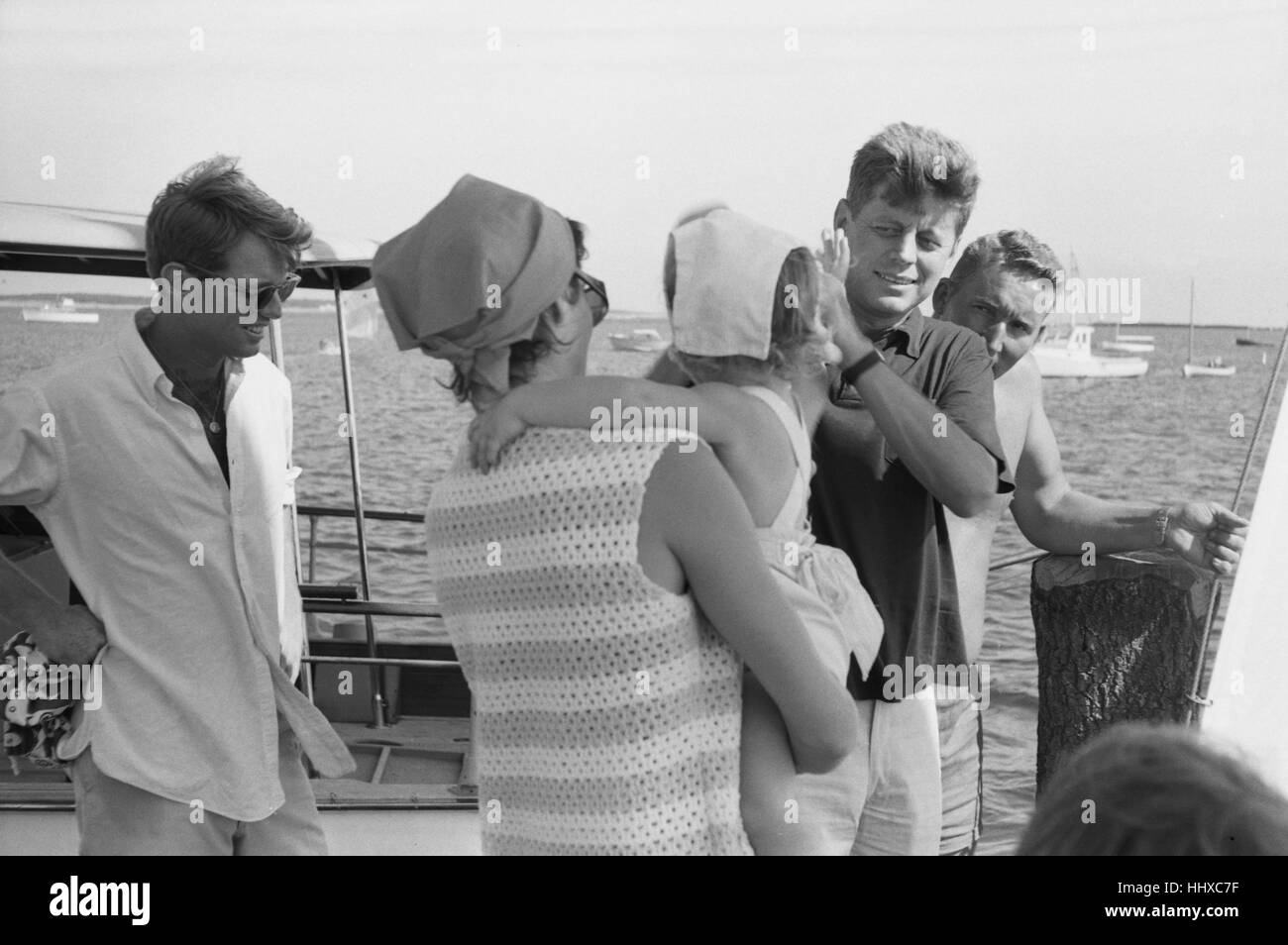 John Fitzgerald Kennedy, Jackie, e Robert tornando dalla vela sul Victura in Hyannis Port, 1959. Foto Stock