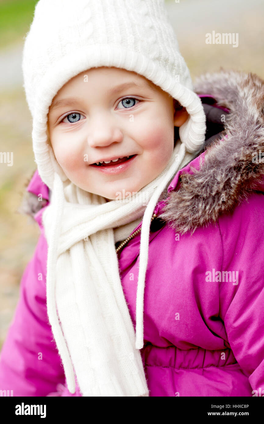 Bambina poco capretto con cappotto invernale e collare di pelliccia Foto  stock - Alamy