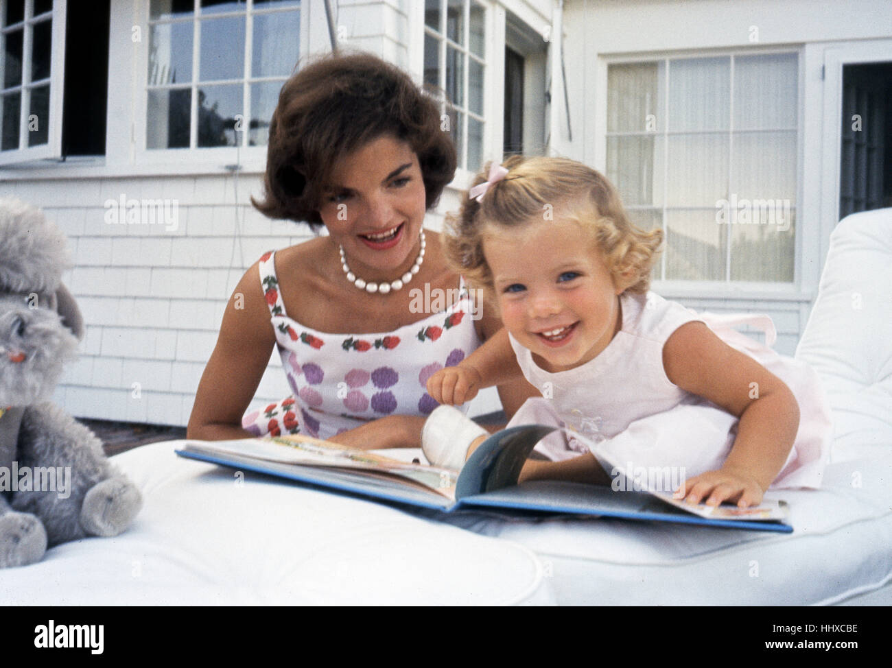 Jacqueline Kennedy, lettura con giovani Caroline Kennedy, in Hyannis Port, 1959. Foto Stock