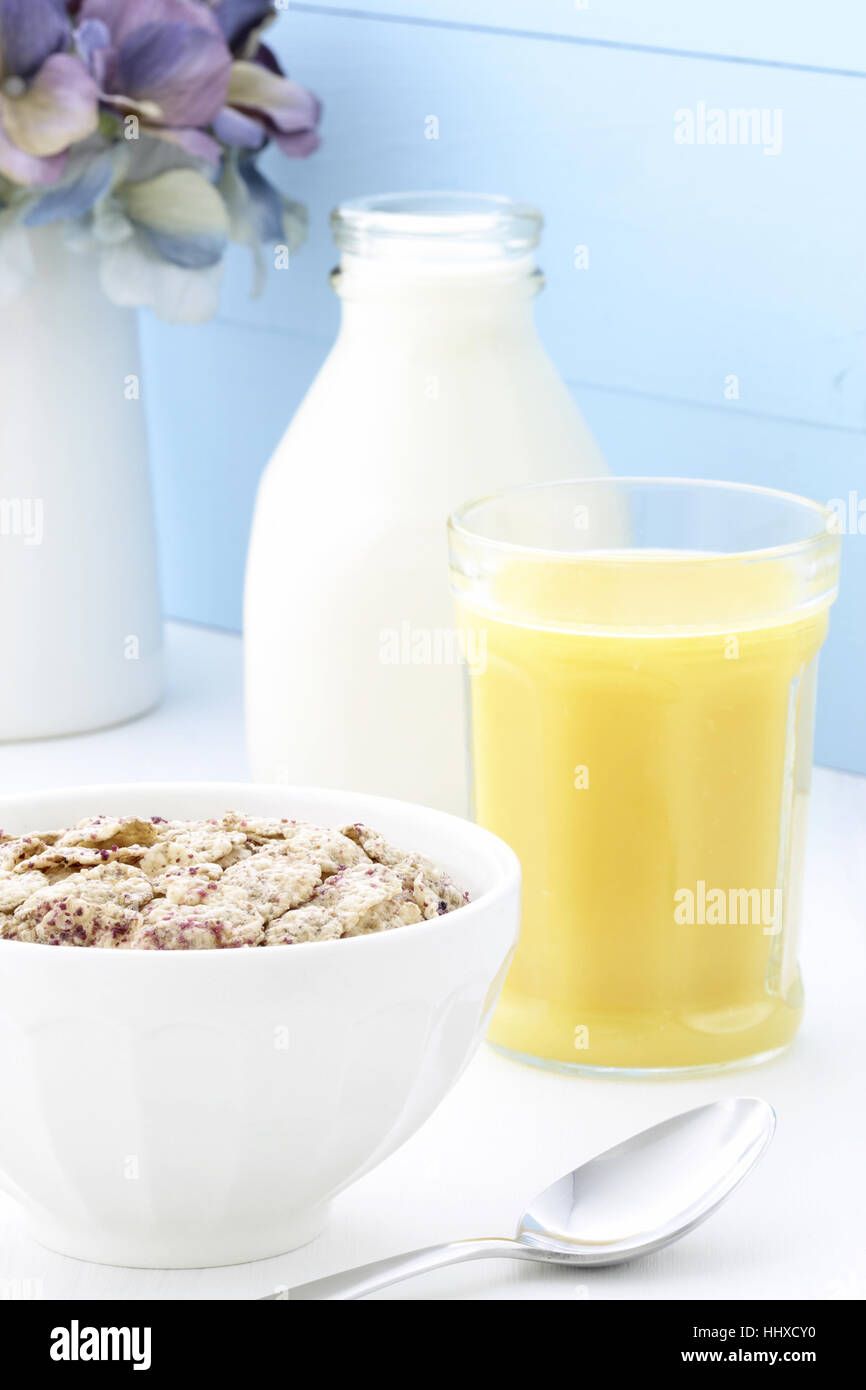 Delizioso e salutare prima colazione a base di cereali con succo di arancia Foto Stock