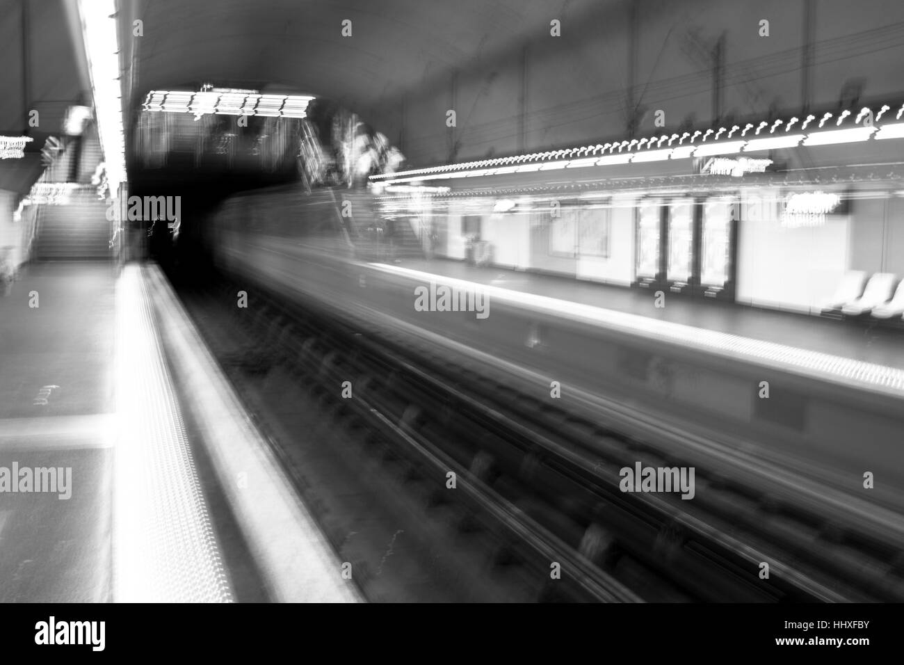 Blury alla metropolitana in bianco e nero Foto Stock
