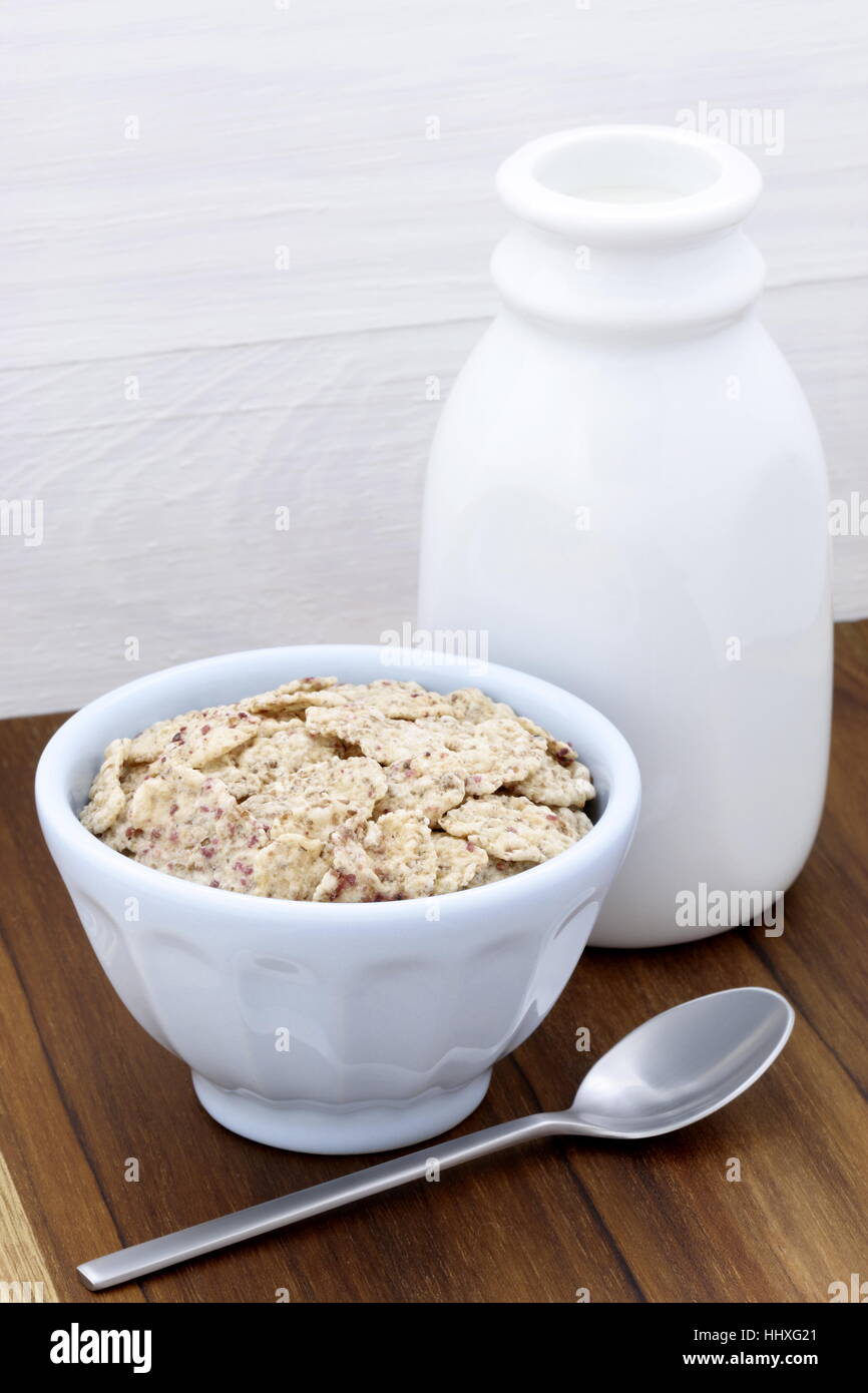 Delizioso e salutare prima colazione a base di cereali con latte e succo d'arancia Foto Stock