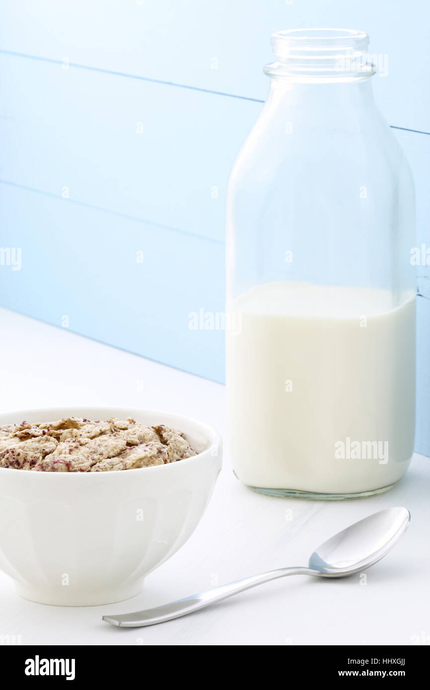 Delizioso e salutare prima colazione a base di cereali con succo di arancia Foto Stock