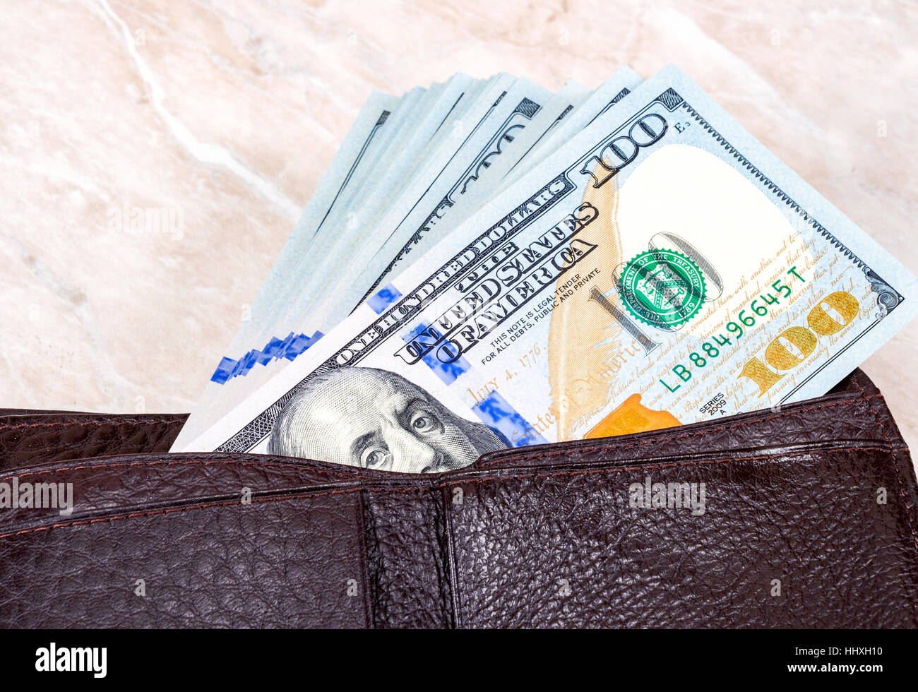 Portafoglio aperto con un centinaio di american Dollar Bills spuntavano Foto Stock