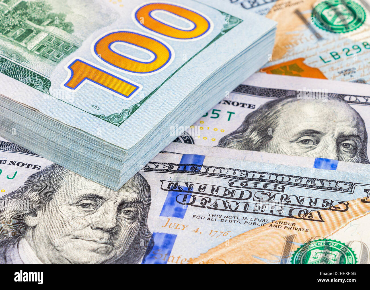 Pila di un centinaio di american Dollar Bills close up Foto Stock