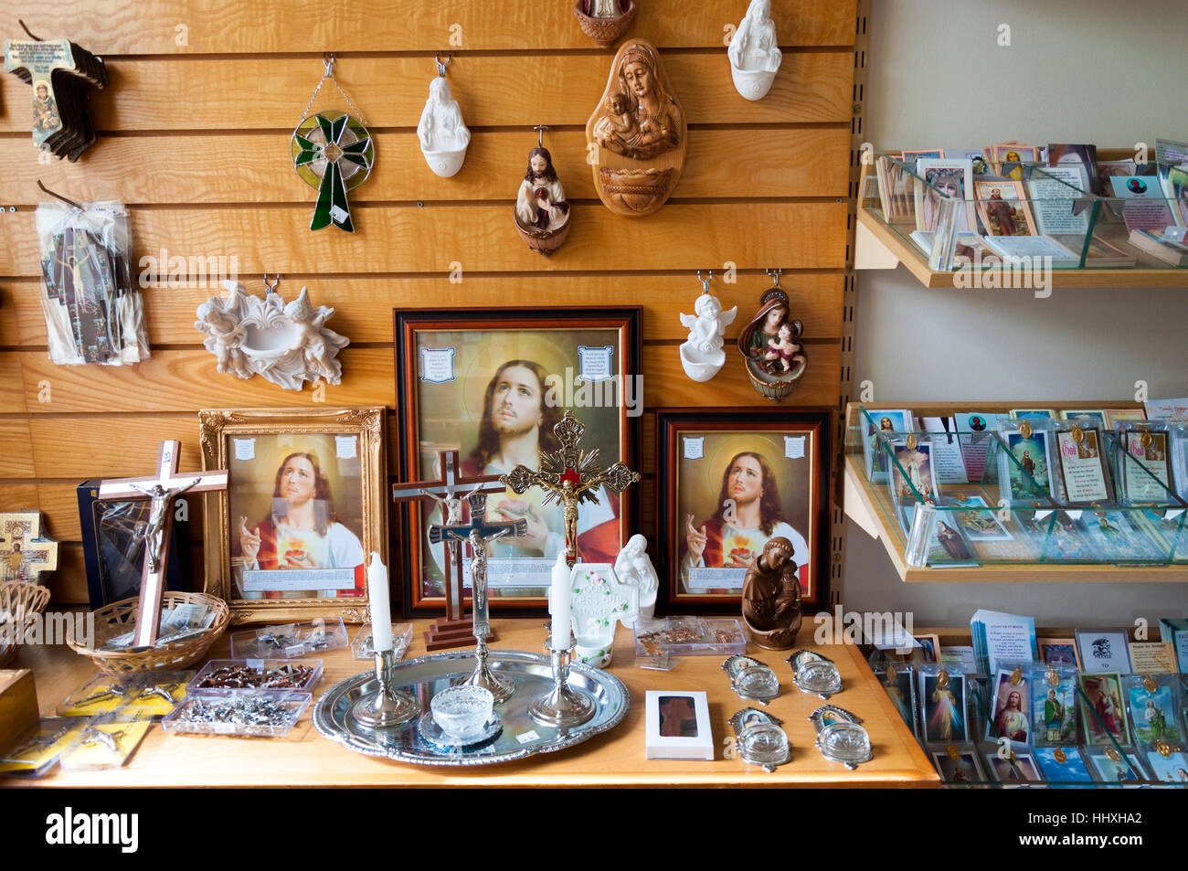 Artefatti religiosi in vendita presso il Centro Francescano a Rossnowlagh, County Donegal, Irlanda Foto Stock