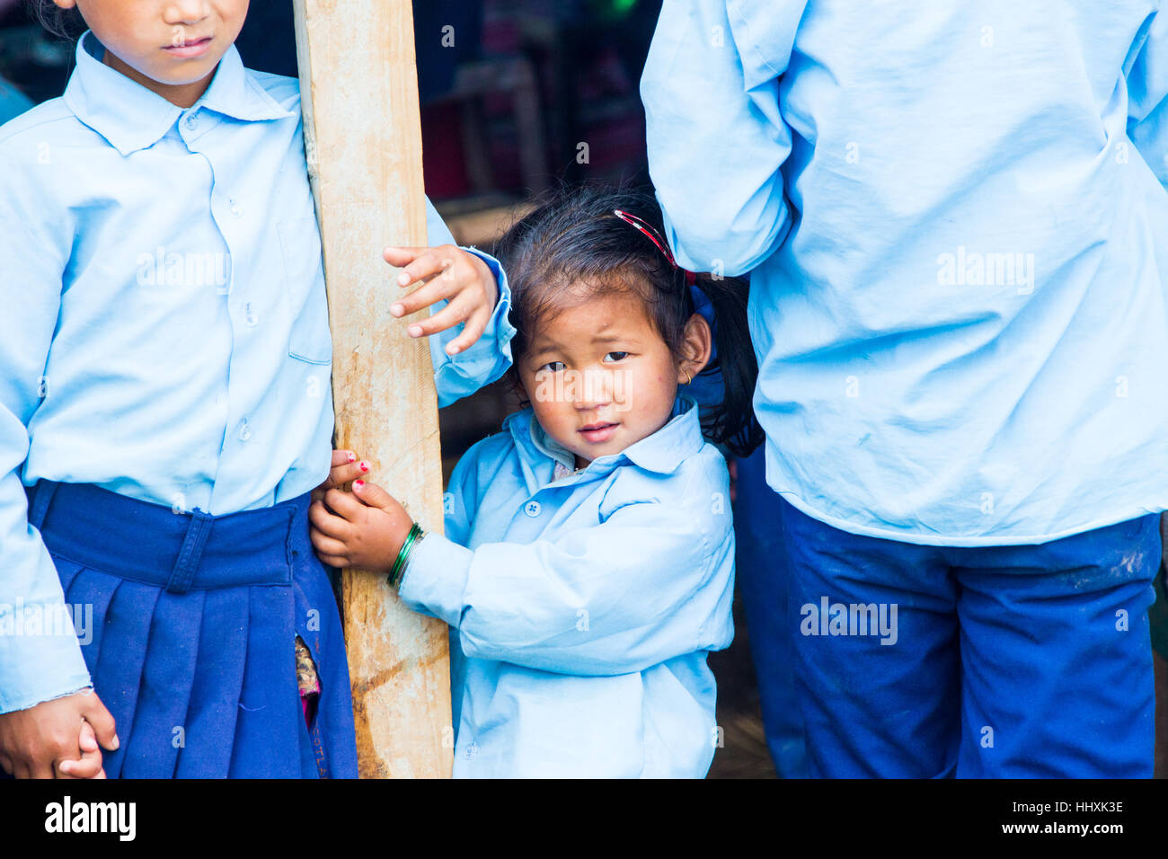 Giovane ragazza locale a scuola in un villaggio rurale in Nepal Foto Stock
