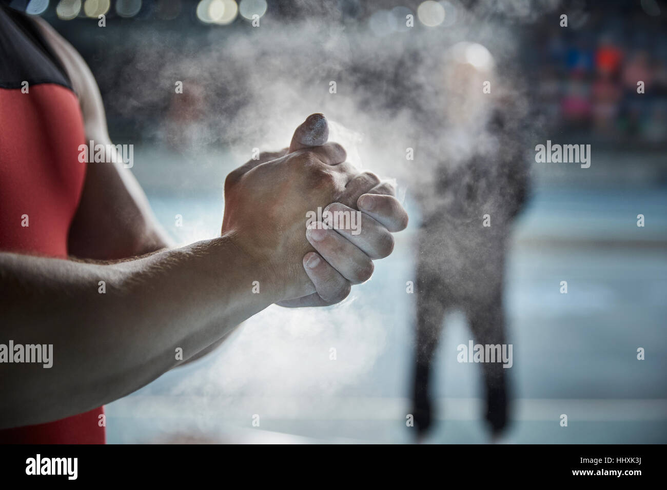 Close up maschio weightlifter applicando polvere di gesso sulle mani Foto Stock