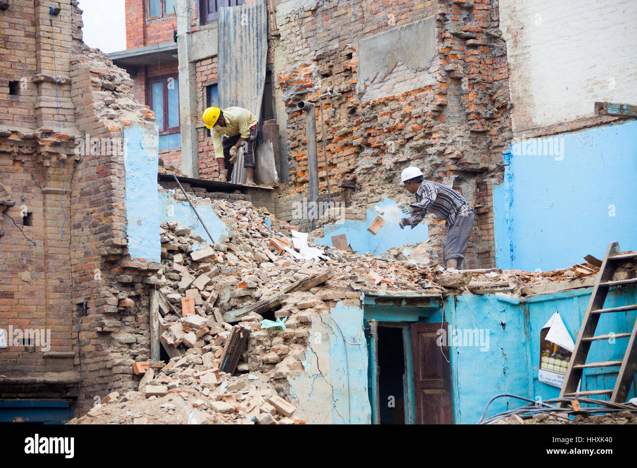 La rimozione di detriti da terremoto danneggiato Bhaktapur, Nepal Foto Stock