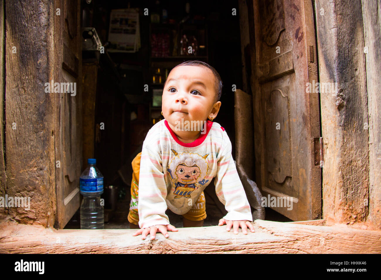 Baby boy in Bhaktapur, Nepal Foto Stock