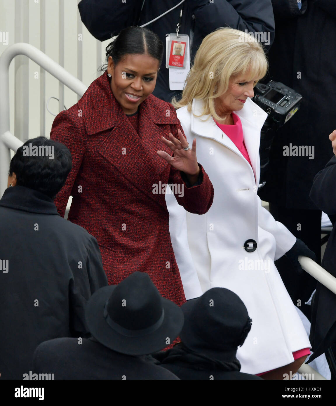 La First Lady Michelle Obama, sinistra, arriva con il Vice Presidente Joe Biden la moglie dott.ssa Jill Biden per la 58th inaugurazione presidenziale per presidente-eletto Donald Trump presso l'U.S. Campidoglio in Washington, venerdì 20 gennaio, 2017.(AP Photo/Susan Walsh) Foto Stock