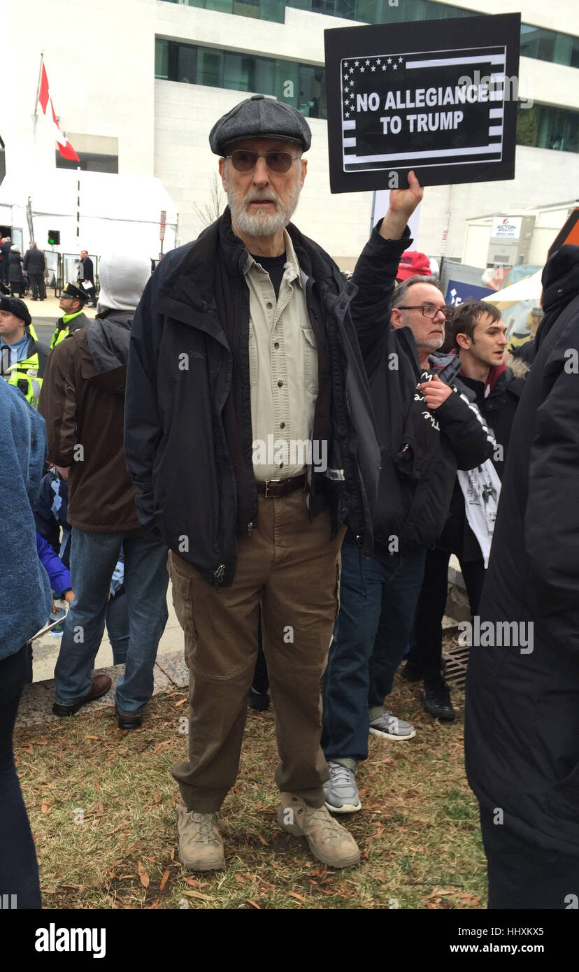 L'attore James Cromwell tra nero vive questione manifestanti a Washington DC davanti a Donald Trump's inaugurazione come presidente. Foto Stock