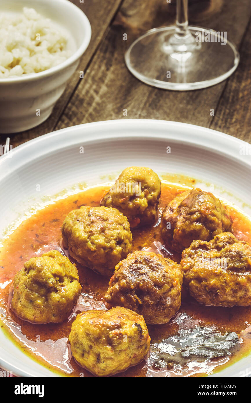 In casa le polpette di carne in salsa di curry sulla piastra bianca, rustico sfondo legno Foto Stock