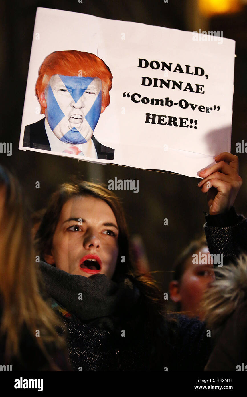 Gli attivisti di Edimburgo che protestavano contro il nuovo presidente americano Donald Trump. Foto Stock