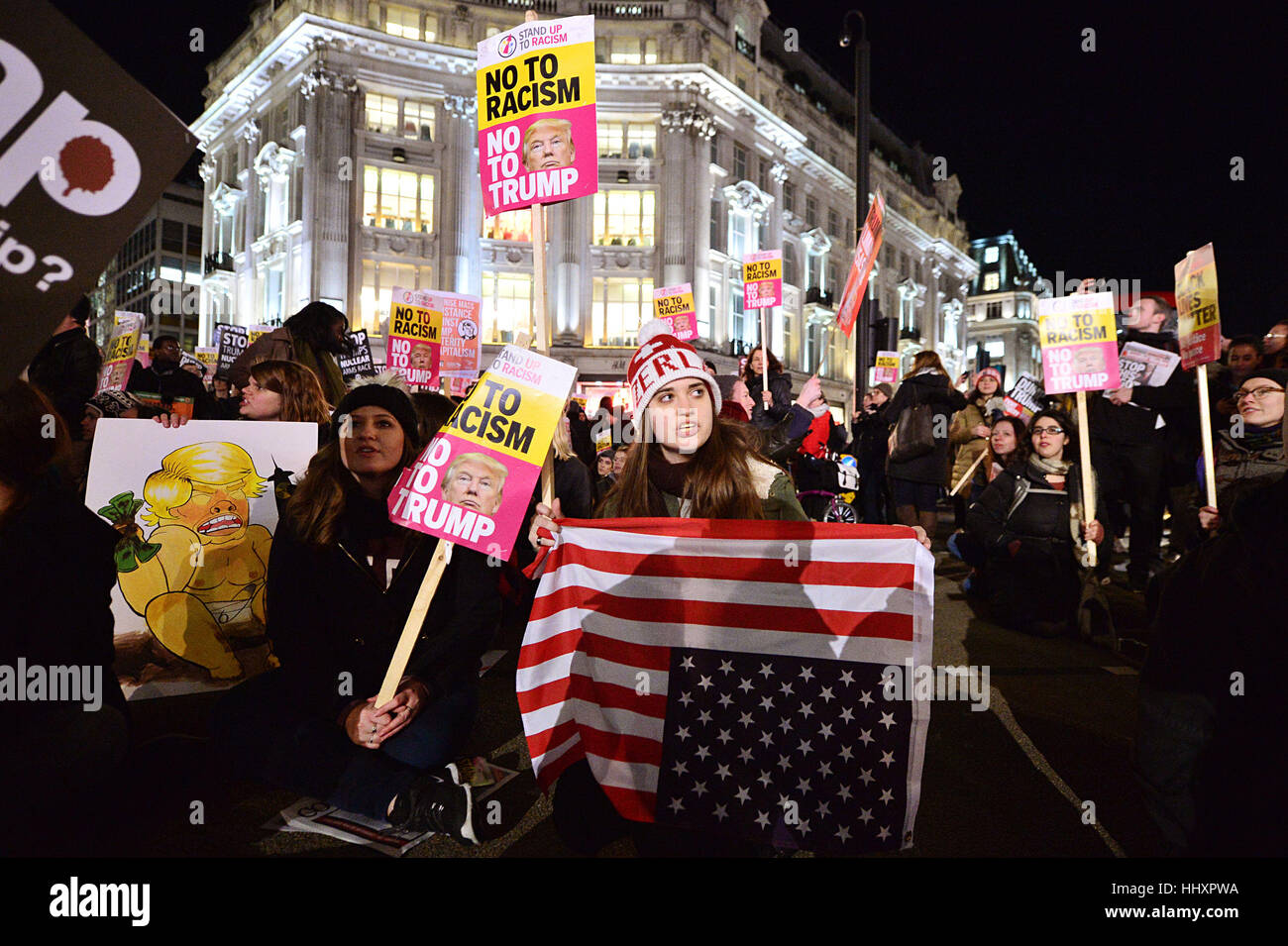 Una manifestazione contro il presidente statunitense Donald Trump avviene in Oxford Circus, Londra. Foto Stock