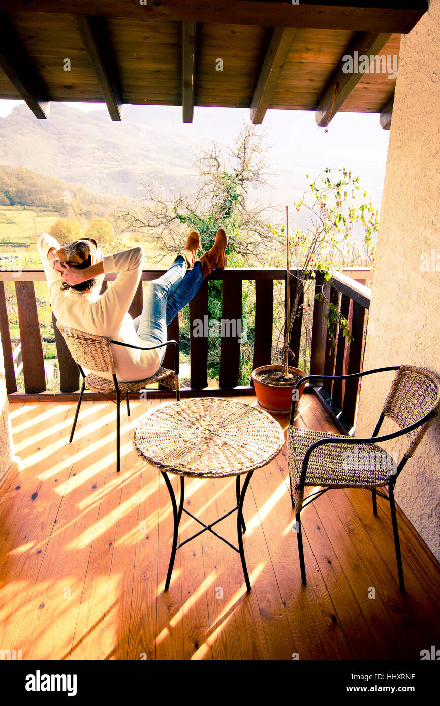Donna avente un periodo di riposo in una casa per le vacanze. Foto Stock