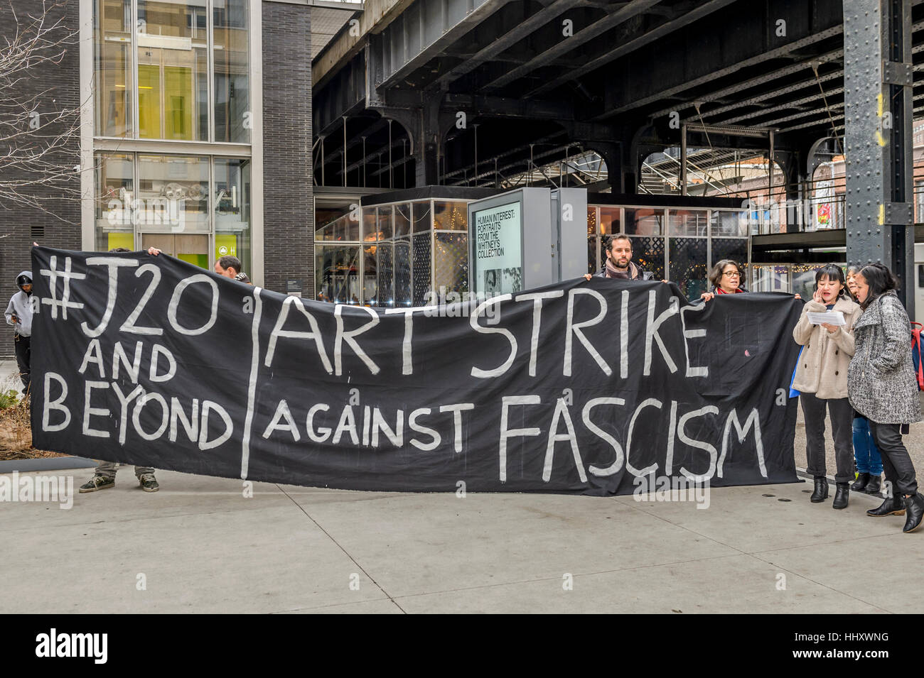 New York, Stati Uniti d'America. Il 20 gennaio, 2017. In solidarietà con J20 azioni e la chiamata per un regno anteriore culturale contro il fascismo, occupano Musei presenta un artisti parlano fuori al Whitney Museum. Gli artisti parlano fuori porterà artisti, scrittori e attivisti di affermare di impegni per resistere e combattere l'attuale clima politico nella costruzione di una comunità, la strategia e le esigenze. Questo evento è organizzato da occupare musei, un collettivo di arti che esplora le connessioni tra economia, finanza e il mondo dell'arte. Credito: Erik McGregor/PACIFIC PRESS/Alamy Live News Foto Stock