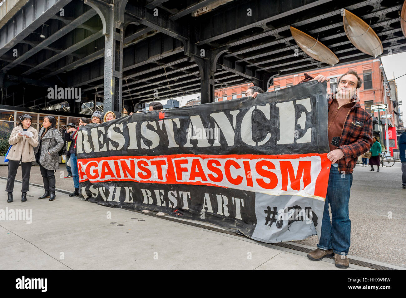 New York, Stati Uniti d'America. Il 20 gennaio, 2017. In solidarietà con J20 azioni e la chiamata per un regno anteriore culturale contro il fascismo, occupano Musei presenta un artisti parlano fuori al Whitney Museum. Gli artisti parlano fuori porterà artisti, scrittori e attivisti di affermare di impegni per resistere e combattere l'attuale clima politico nella costruzione di una comunità, la strategia e le esigenze. Questo evento è organizzato da occupare musei, un collettivo di arti che esplora le connessioni tra economia, finanza e il mondo dell'arte. Credito: Erik McGregor/PACIFIC PRESS/Alamy Live News Foto Stock