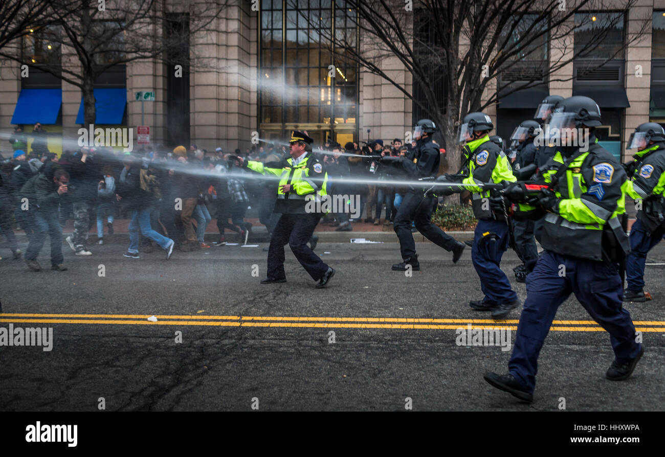 Washington, Stati Uniti d'America. Xx gen, 2017. Ore dopo Donald Trump è stato inaugurato come il quarantacinquesimo Presidente degli Stati Uniti, a gennaio, 20, 2017, manifestanti si scontrano con la polizia, che hanno risposto con spruzzo di pepe, gas lacrimogeni e pallottole di gomma e le granate flash. Credito: PACIFIC PRESS/Alamy Live News Foto Stock