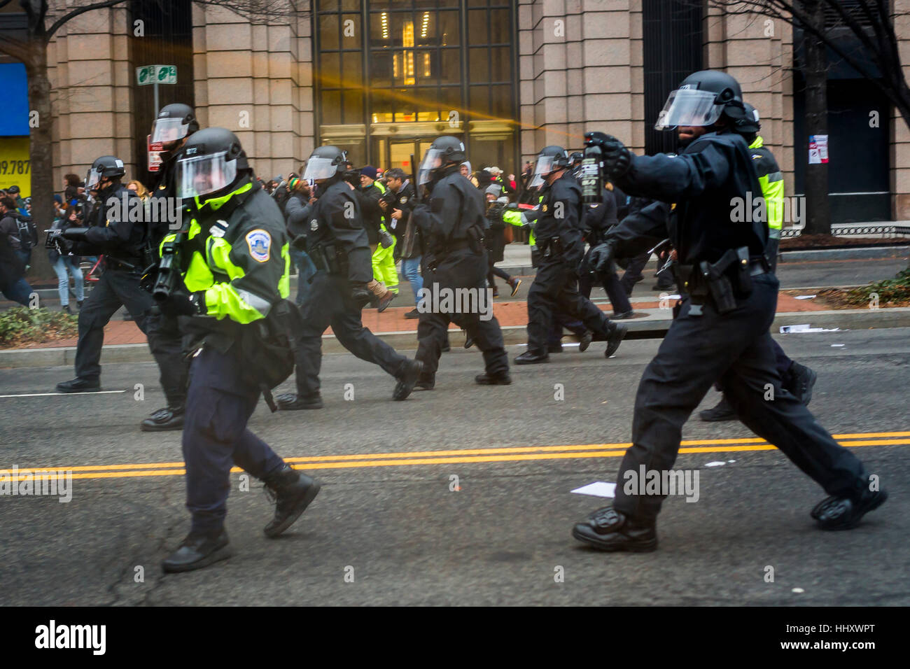 Washington, Stati Uniti d'America. Xx gen, 2017. Ore dopo Donald Trump è stato inaugurato come il quarantacinquesimo Presidente degli Stati Uniti, a gennaio, 20, 2017, manifestanti si scontrano con la polizia, che hanno risposto con spruzzo di pepe, gas lacrimogeni e pallottole di gomma e le granate flash. Credito: PACIFIC PRESS/Alamy Live News Foto Stock