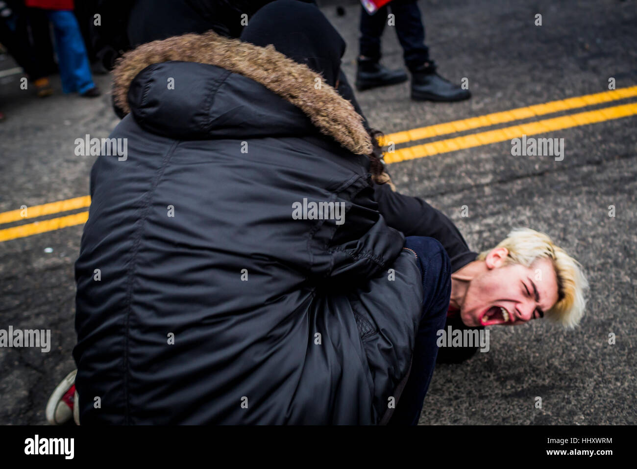 Washington, Stati Uniti d'America. Xx gen, 2017. Ore dopo Donald Trump è stato inaugurato come il quarantacinquesimo Presidente degli Stati Uniti, i manifestanti si scontrano con la polizia, che secondo come riferito sono stati presi di mira l'inguine di manifestanti e lanciato granate flash nelle strade affollate. Credito: PACIFIC PRESS/Alamy Live News Foto Stock