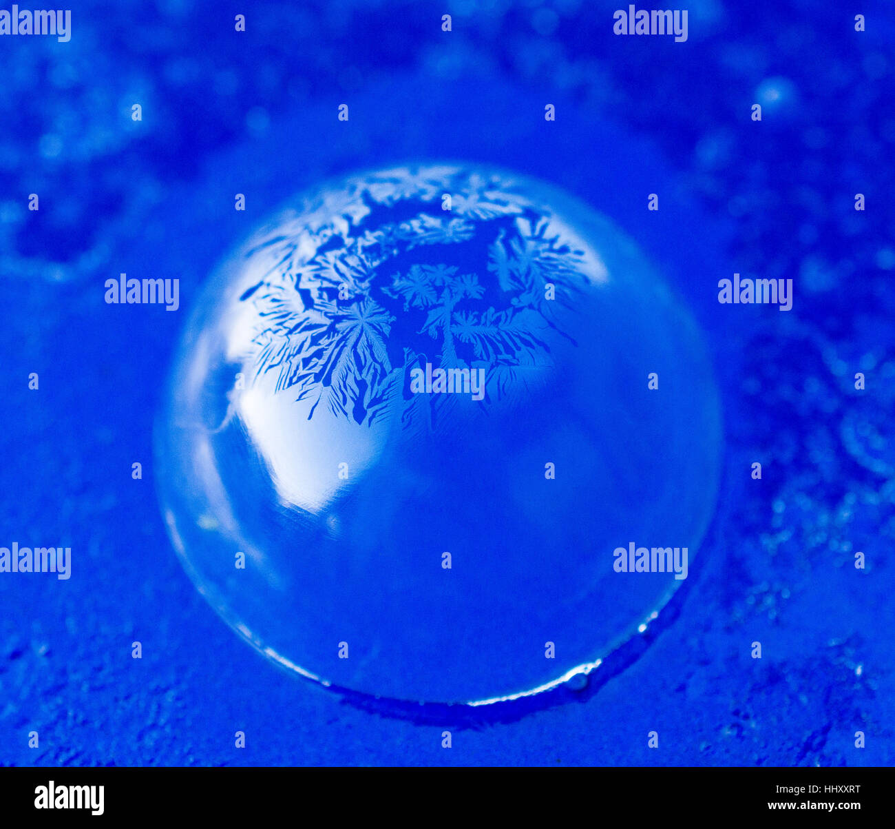 Congelati bolla di sapone su uno sfondo blu Foto Stock