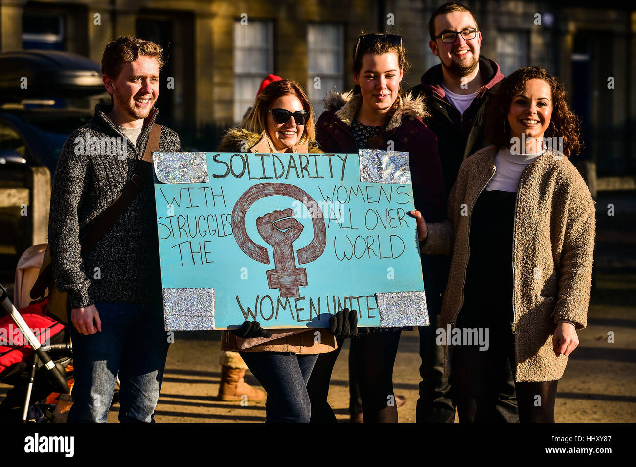 I manifestanti portano cartelloni in Bristol in un marzo per promuovere i diritti delle donne nella scia della US risultato elettorale. Foto Stock