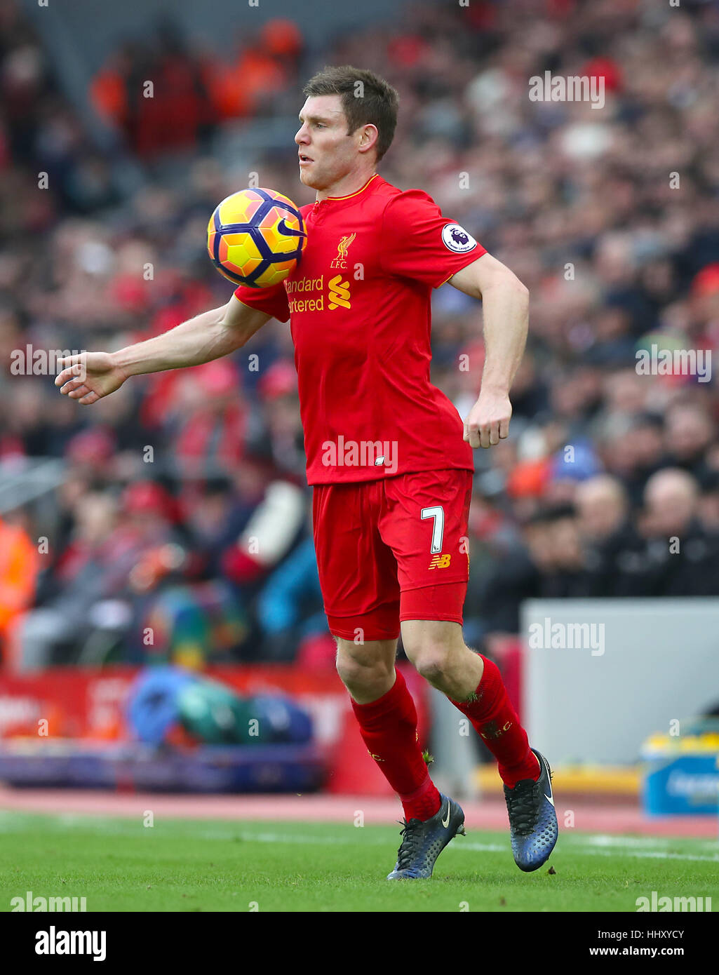 James Milner di Liverpool in azione durante la partita della Premier League ad Anfield, Liverpool. PREMERE ASSOCIAZIONE foto. Data immagine: Sabato 21 gennaio 2016. Vedi la storia della PA: CALCIO Liverpool. Il credito fotografico dovrebbe essere: Peter Byrne/PA Wire. RESTRIZIONI: Nessun utilizzo con audio, video, dati, elenchi di apparecchi, logo di club/campionato o servizi "live" non autorizzati. L'uso in-match online è limitato a 75 immagini, senza emulazione video. Nessun utilizzo nelle scommesse, nei giochi o nelle pubblicazioni di singoli club/campionati/giocatori. Foto Stock