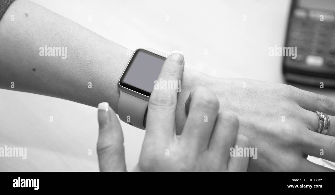 Ragazza con il suo iWatch. Close up di un dito circa a sfiorare il smartwatch. Foto Stock