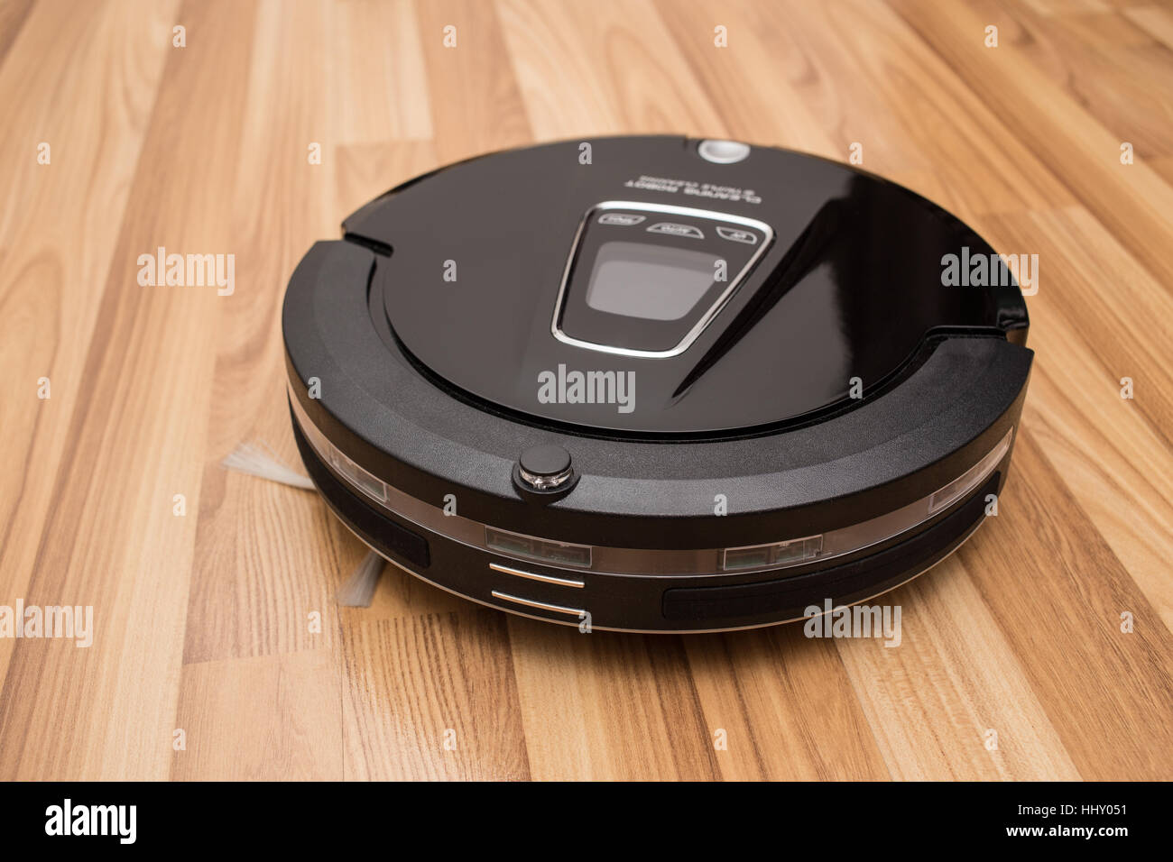 Robotica aspirapolvere su legno parquet, Smart vuoto, nuova tecnologia di automatizzare i lavori di casa. Foto Stock