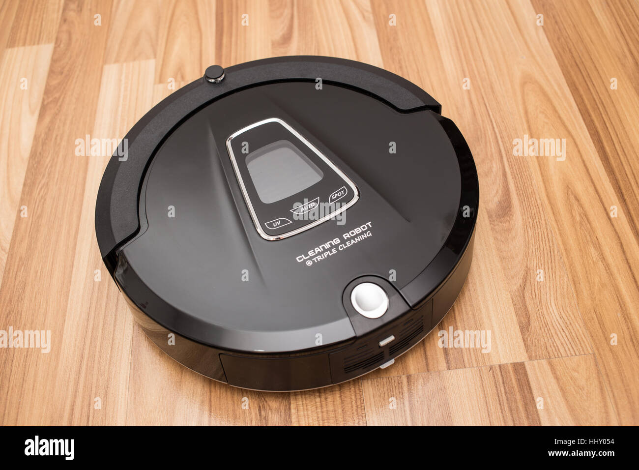 Robotica aspirapolvere su legno parquet, Smart vuoto, nuova tecnologia di automatizzare i lavori di casa. Foto Stock