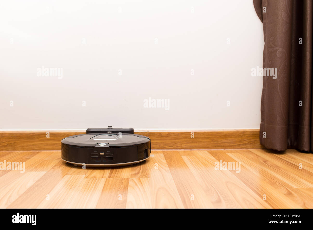 Robotica aspirapolvere su legno parquet, Smart vuoto, nuova tecnologia di automatizzare i lavori di casa. Foto Stock