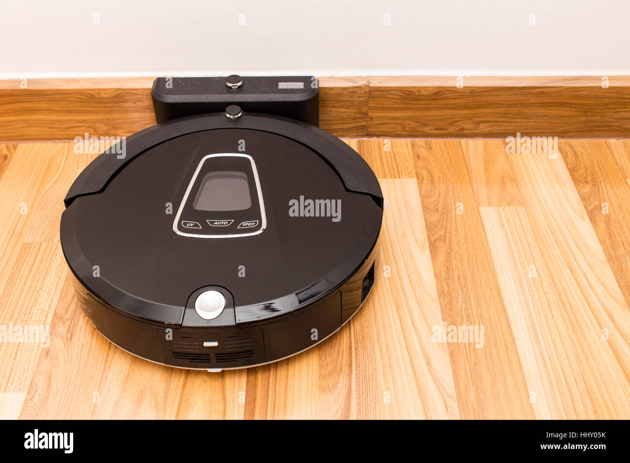 Robotica aspirapolvere su legno parquet, Smart vuoto, nuova tecnologia di automatizzare i lavori di casa. Foto Stock