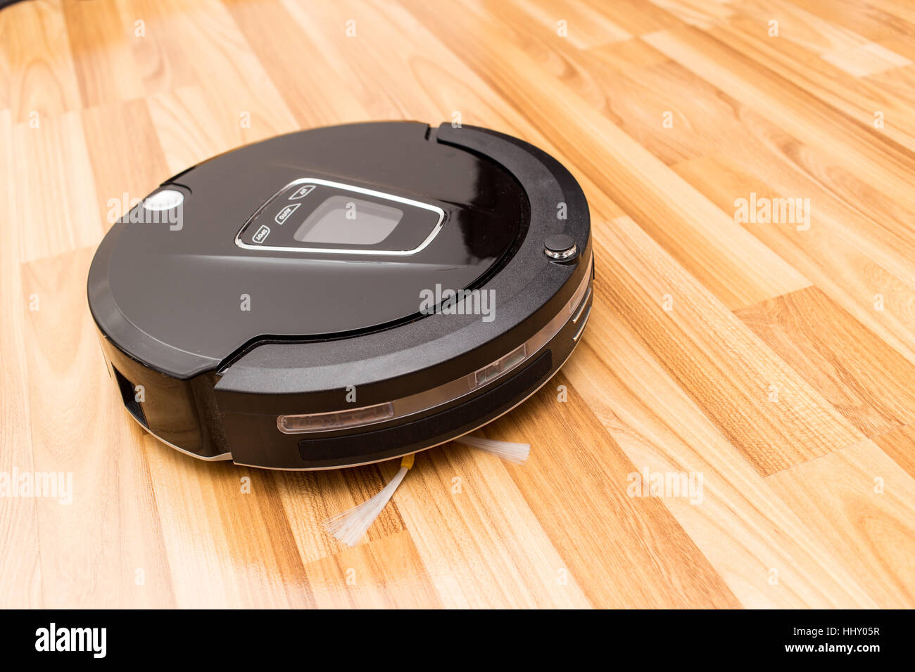 Robotica aspirapolvere su legno parquet, Smart vuoto, nuova tecnologia di automatizzare i lavori di casa. Foto Stock