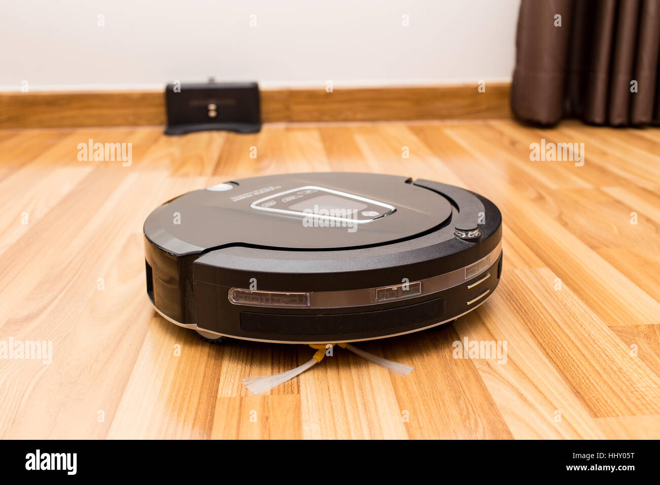 Robotica aspirapolvere su legno parquet, Smart vuoto, nuova tecnologia di automatizzare i lavori di casa. Foto Stock