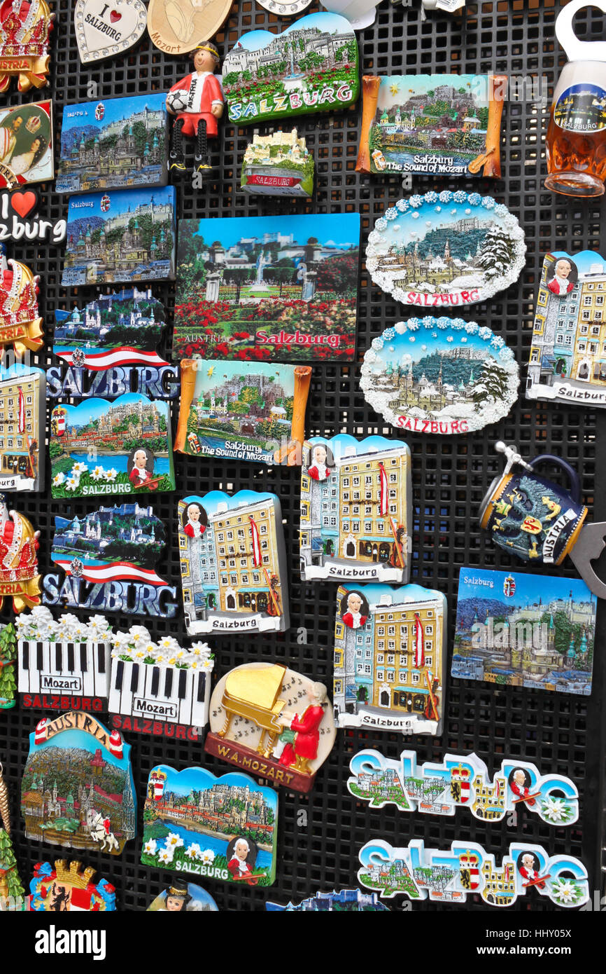 Salisburgo, Austria - luglio 4, 2013: magneti di souvenir in vendita nella città vecchia di Salisburgo, Austria. Foto Stock