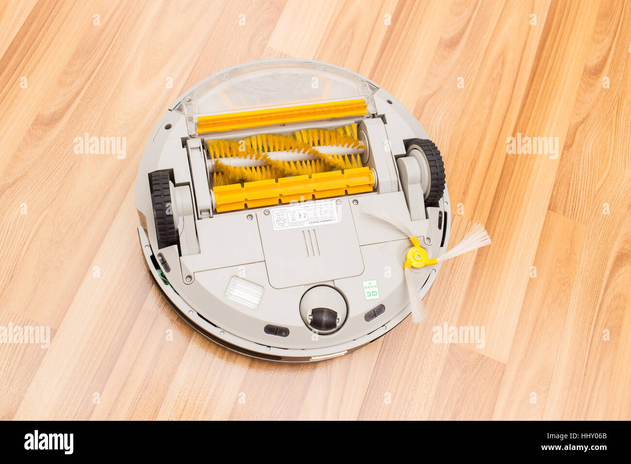 Robotica aspirapolvere su legno parquet, Smart vuoto, nuova tecnologia di automatizzare i lavori domestici - sotto vuoto. Foto Stock