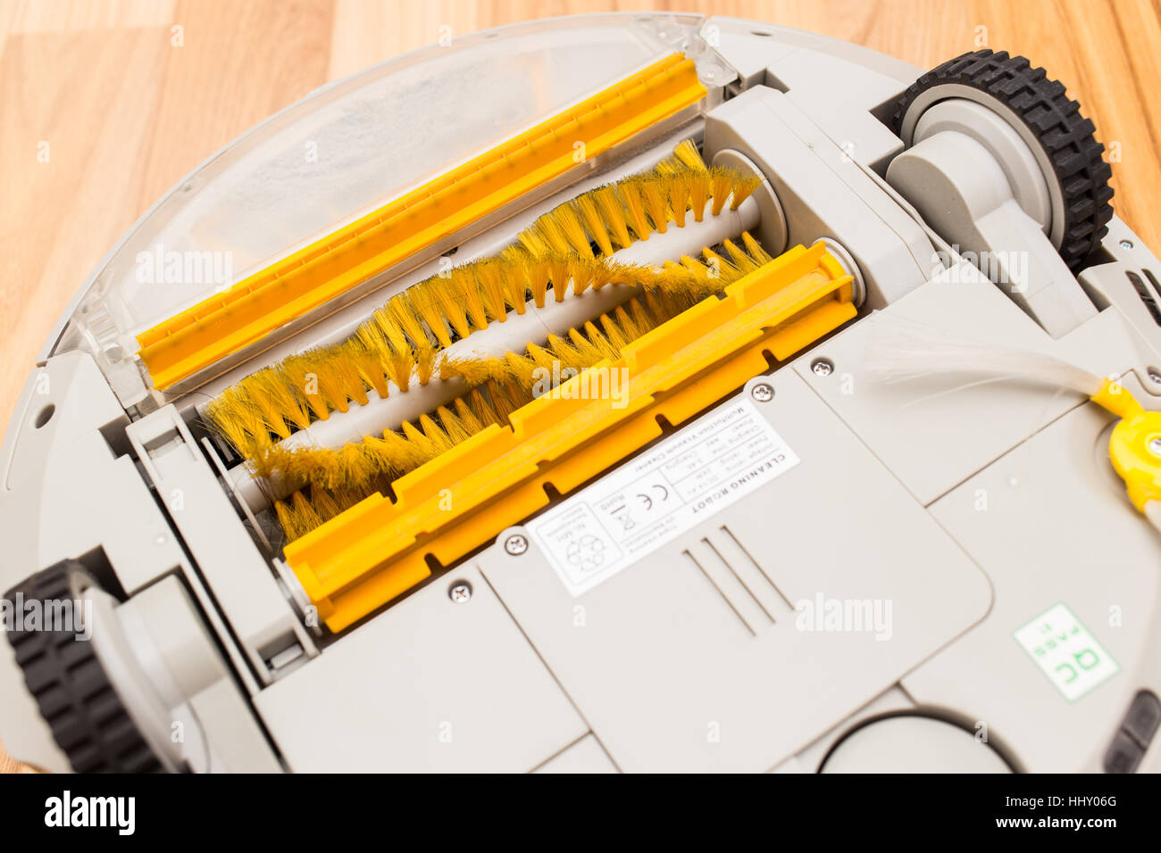 Robotica aspirapolvere su legno parquet, Smart vuoto, nuova tecnologia di automatizzare i lavori domestici - sotto vuoto. Foto Stock